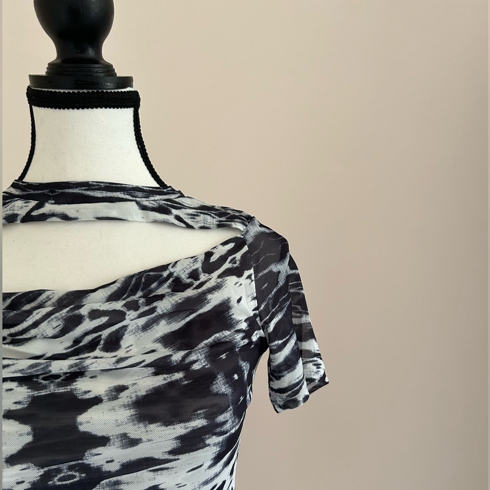 M&M Trendy Cutout Marble Printed Mesh Crop Top - Picture 4 of 6